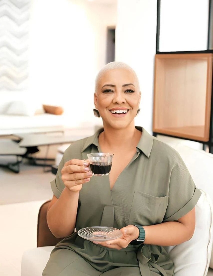 Gleise Gaspar sorrindo em um ambiente de consultório